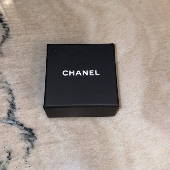 Chanel Pearl CC Studs - Picture 4 of 8